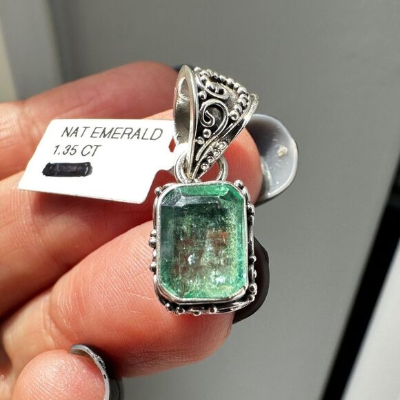 NWT 1.35ct emerald cut Emerald pendant in Bali sterling silver! - Picture 8 of 9